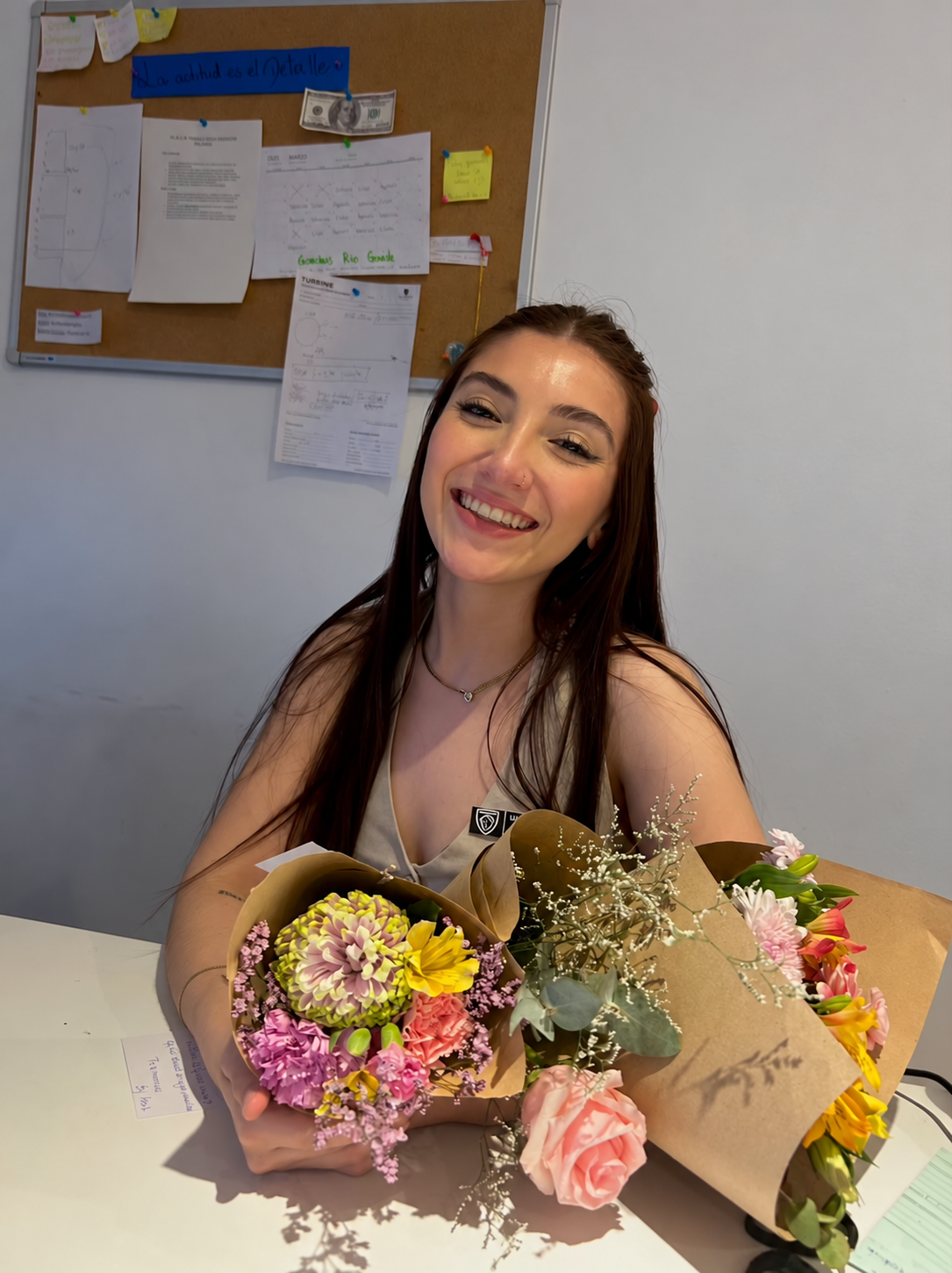 Lilen sonriendo con un ramo de flores